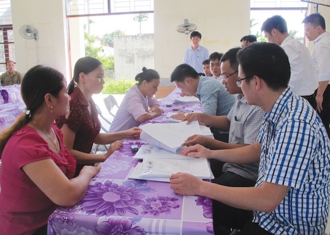 Người dân đến Ủy ban nhân dân địa phườn để nộp hồ sơ cấp Giấy chứng nhận